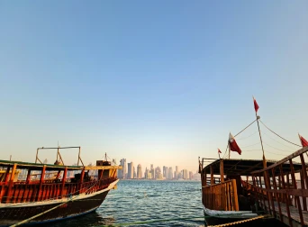 Dhows traditionnels et skyline moderne