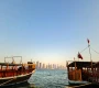 Dhows traditionnels et skyline moderne