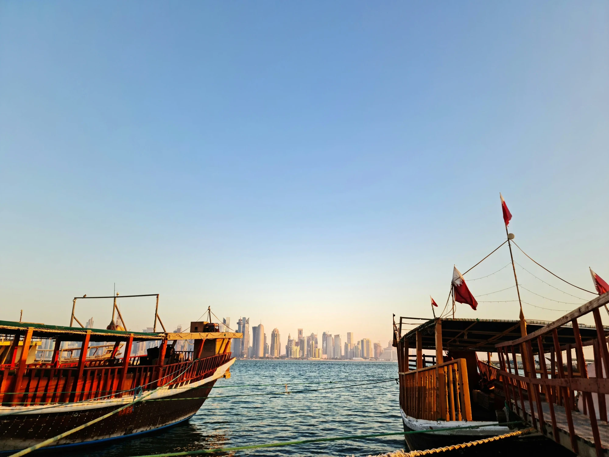 Dhows traditionnels et skyline moderne