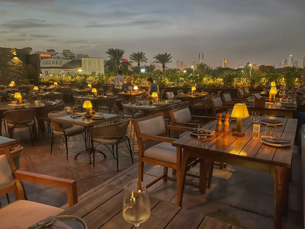 Rooftop élégant pour dîner au cœur de Manama