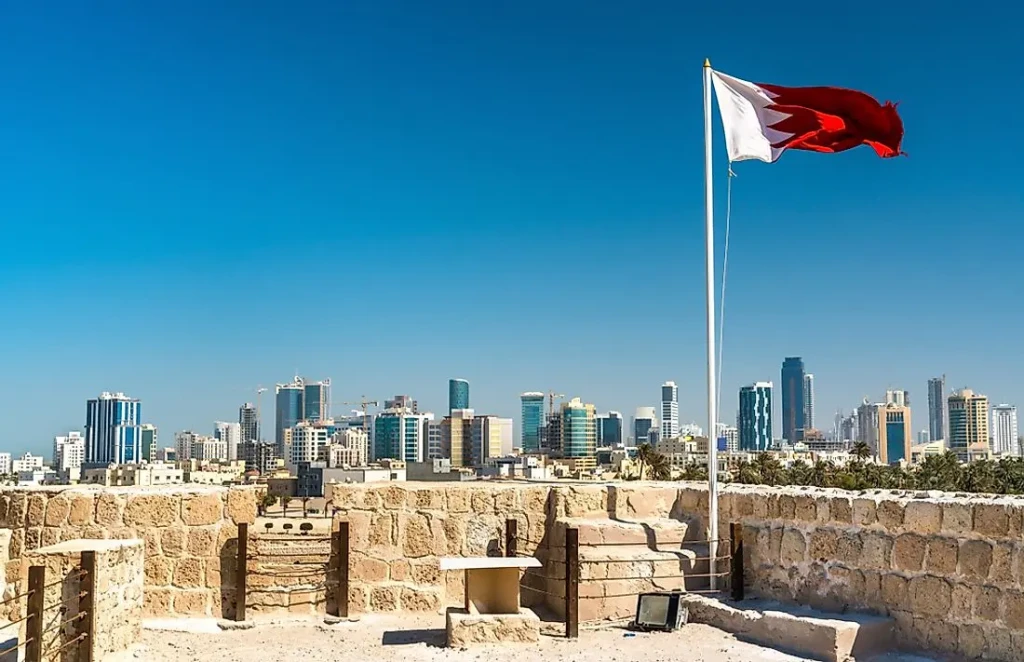 Vue depuis le Fort de Bahreïn avec le drapeau national