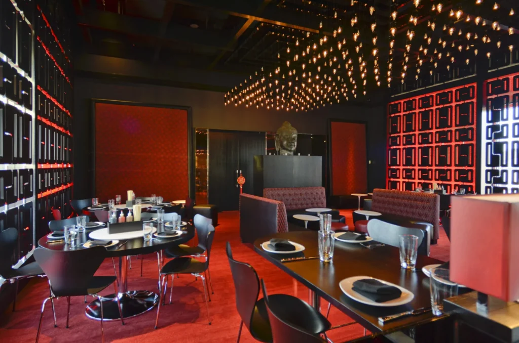 élégante salle du restaurant Monsoon à Manama avec décor asiatique moderne et lumière douce