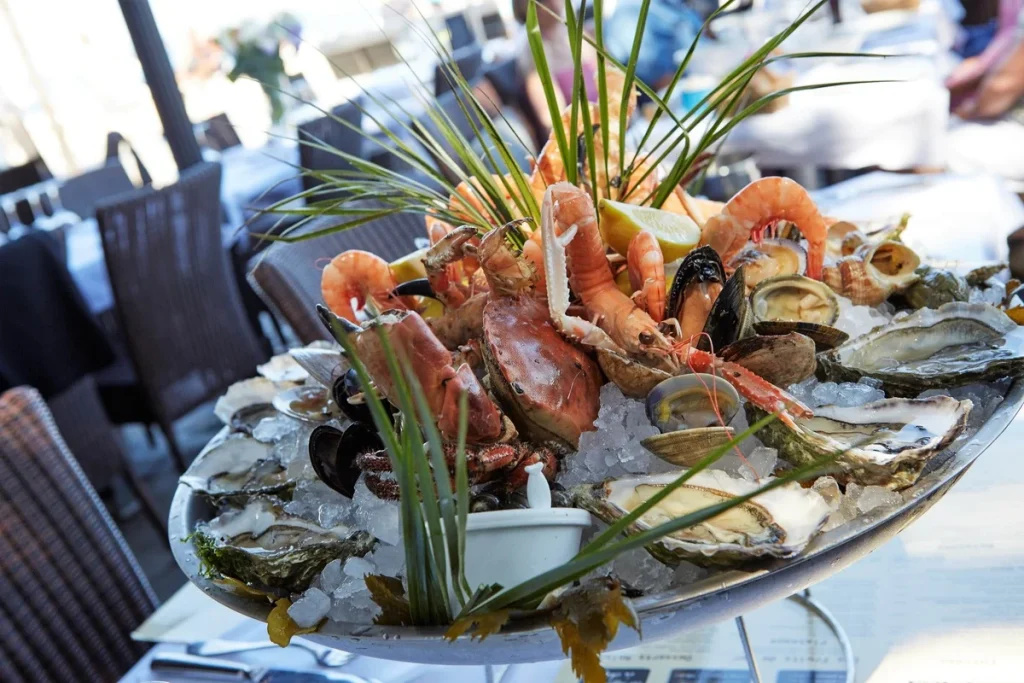 Assiette de fruits de mer typiques de Bahreïn servie en bord de plage – spécialité gastronomique locale