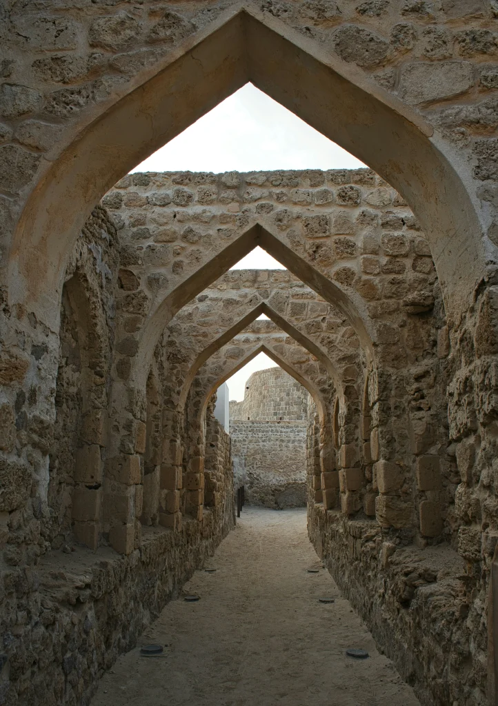 Fort de Bahreïn classé UNESCO : galeries à arches en pierre, symbole du patrimoine culturel du Golfe.