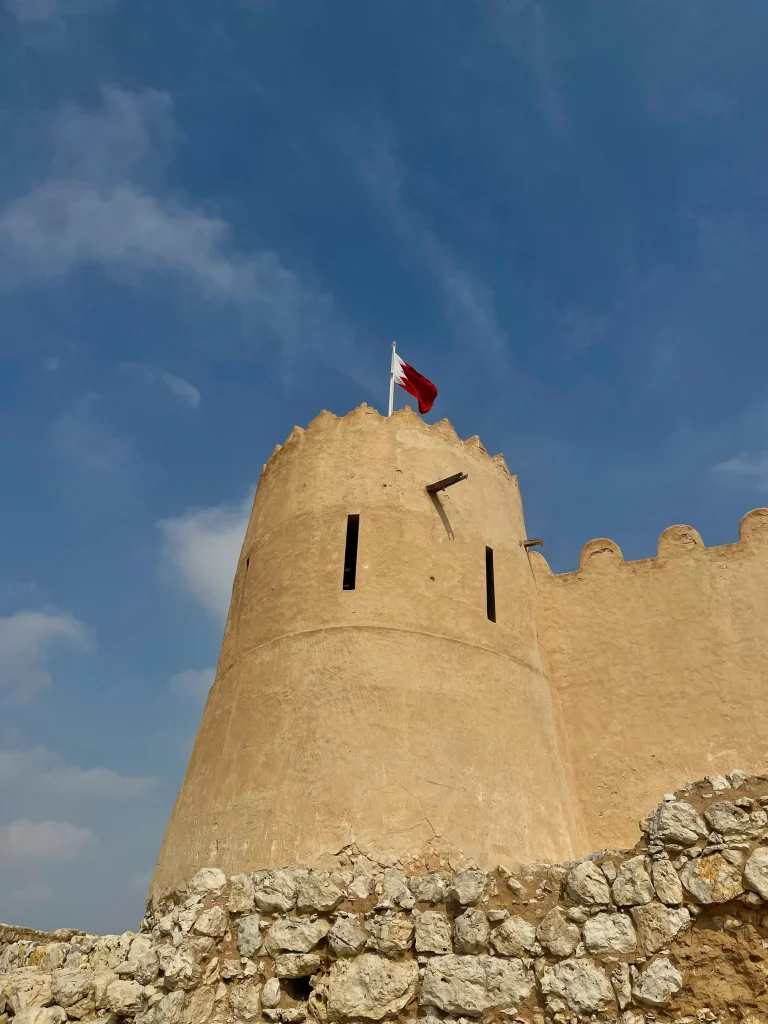 Porte sculptée du Fort de Qal’at al-Bahreïn, témoignage architectural d’un site classé UNESCO.