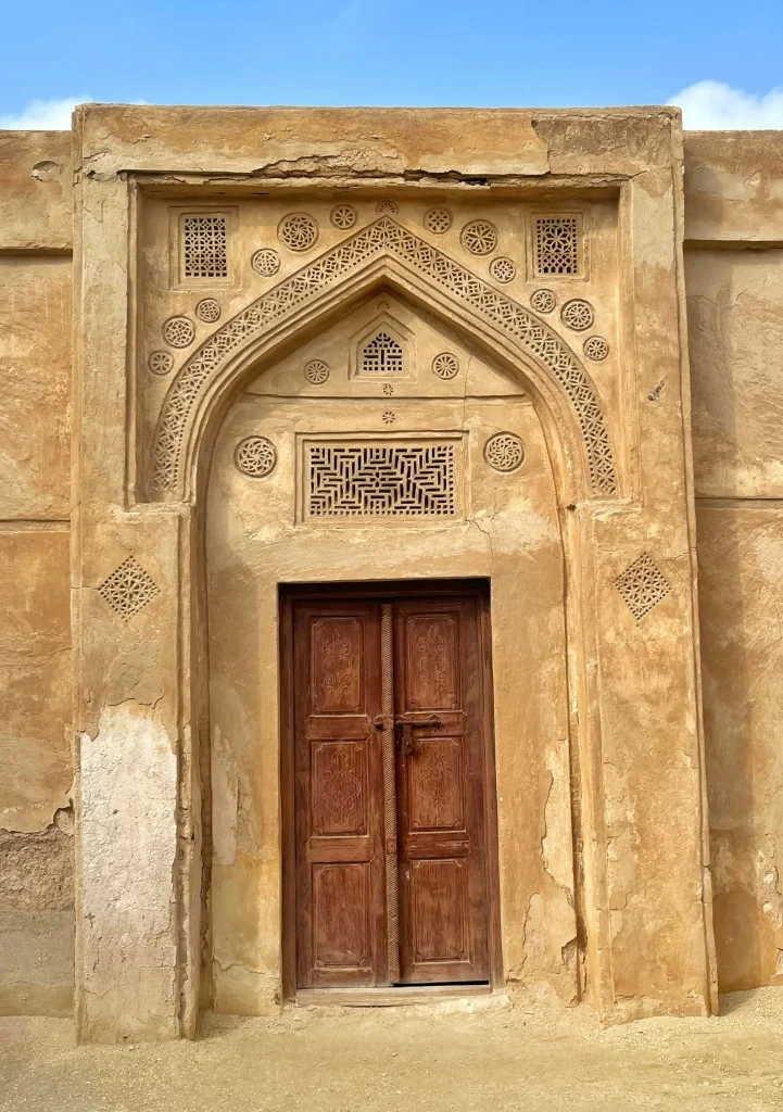 Porte sculptée du Fort de Qal’at al-Bahreïn, témoignage architectural d’un site classé UNESCO.
