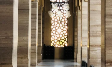 Détail architectural de l’intérieur de la mosquée Al-Fateh à Bahreïn – calligraphie et lumière traditionnelles