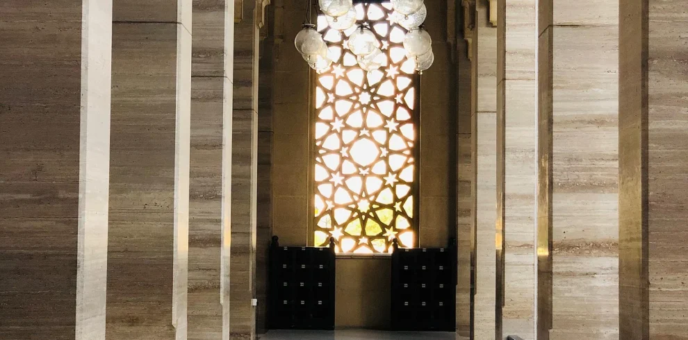 Détail architectural de l’intérieur de la mosquée Al-Fateh à Bahreïn – calligraphie et lumière traditionnelles