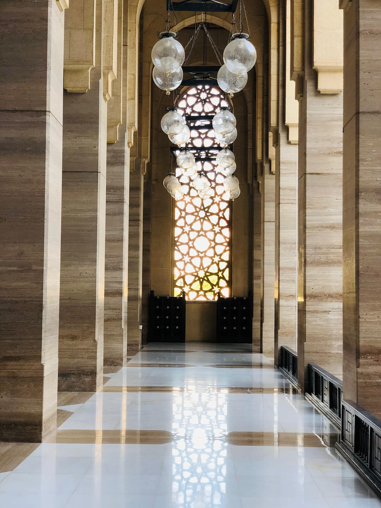 Détail architectural de l’intérieur de la mosquée Al-Fateh à Bahreïn – calligraphie et lumière traditionnelles