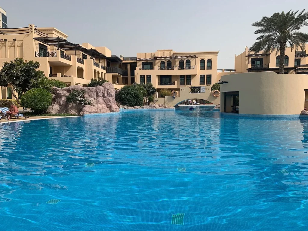 Hôtel Novotel Al Dana à Bahreïn avec grande piscine et vue mer – hébergement confortable du circuit.