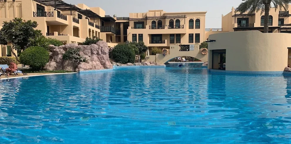 Hôtel Novotel Al Dana à Bahreïn avec grande piscine et vue mer – hébergement confortable du circuit.