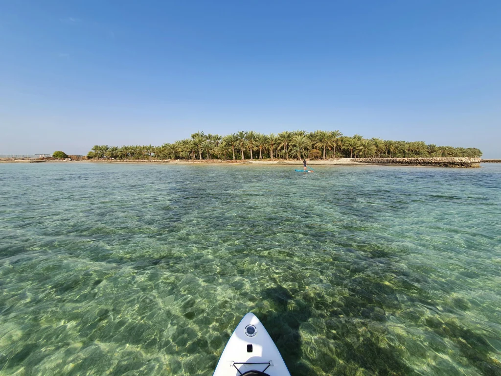 Vue en paddle sur les eaux cristallines d’un quartier résidentiel en bord de mer à Bahreïn