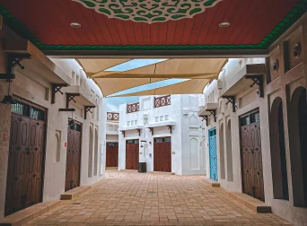 Ruelle pavée et couverte d’un souk traditionnel de Bahreïn avec plafond décoratif