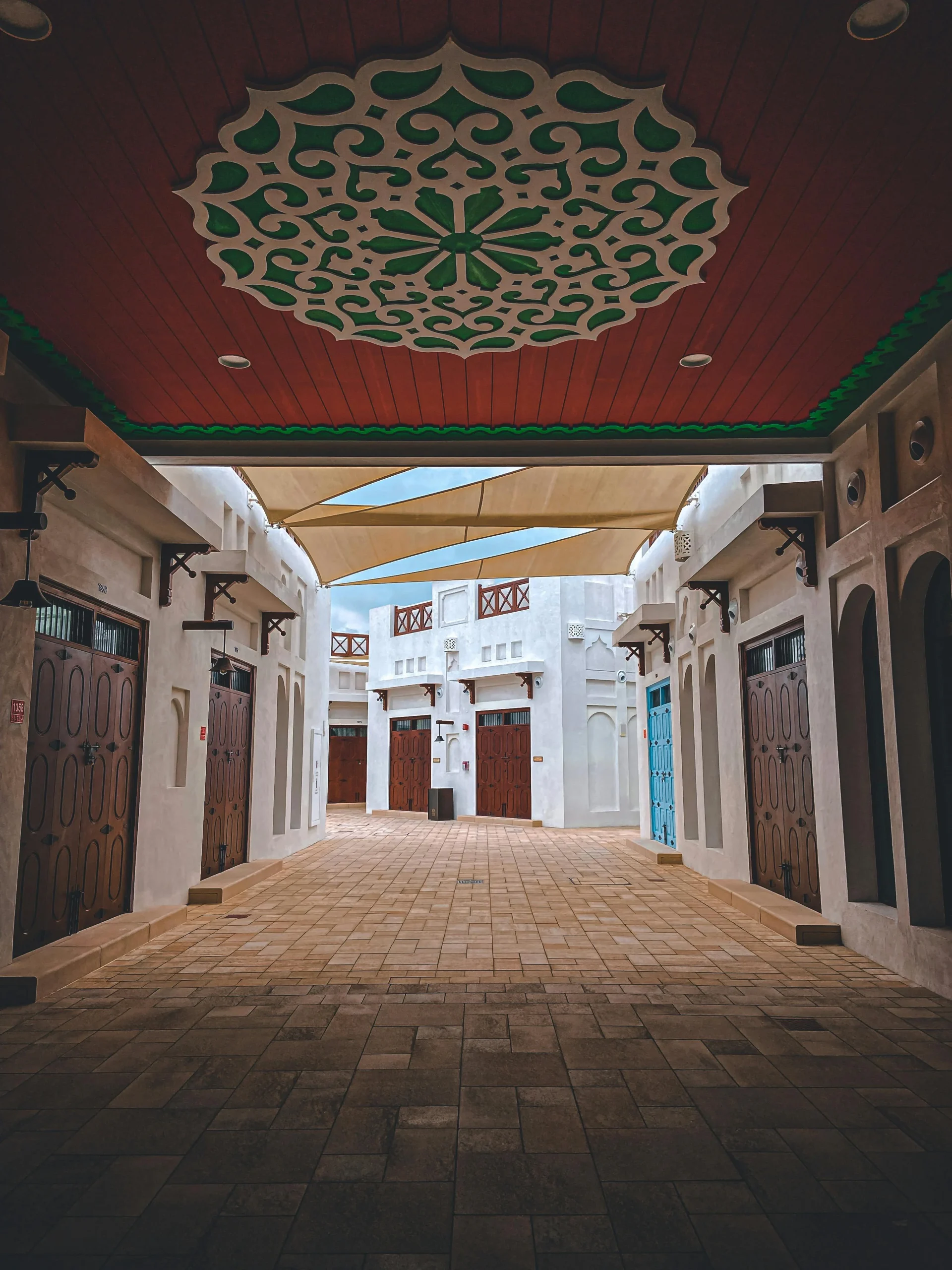 Ruelle pavée et couverte d’un souk traditionnel de Bahreïn avec plafond décoratif
