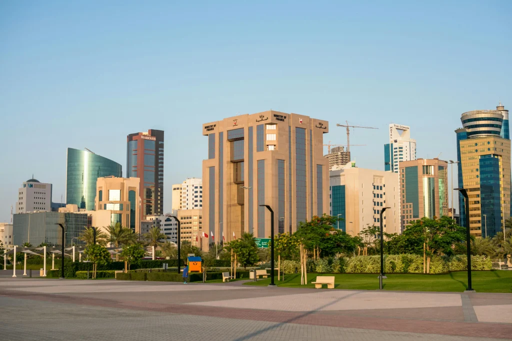 Vue sur les gratte-ciel modernes de Manama, capitale du Bahreïn, symbole du dynamisme et de l’ouverture du pays.