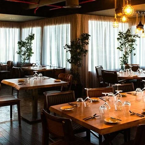 intérieur élégant du restaurant Fusions by Tala au Gulf Hotel, table dressée sous lumière tamisée